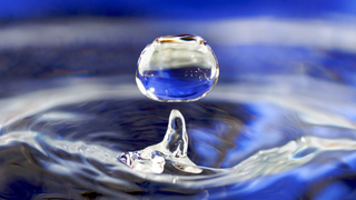 48 años después, el fenómeno que permite al agua caliente congelarse más rápido que el agua fría sigue sin respuesta